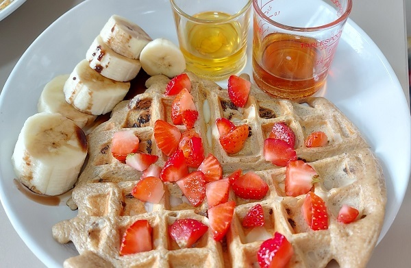Oat waffle with syrup and honey (1)