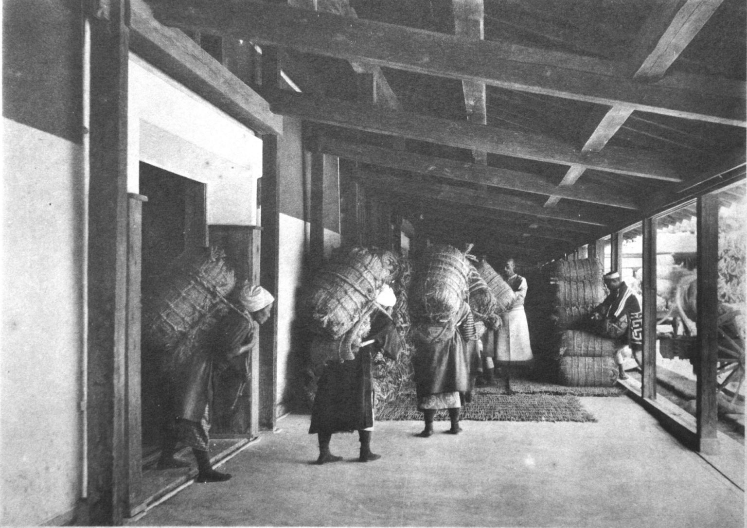 米俵を運ぶ女性