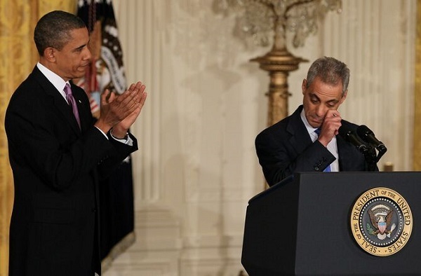 オバマ政権・主席大統領補佐官辞任発表をするエマニュエル（右）とオバマ大統領