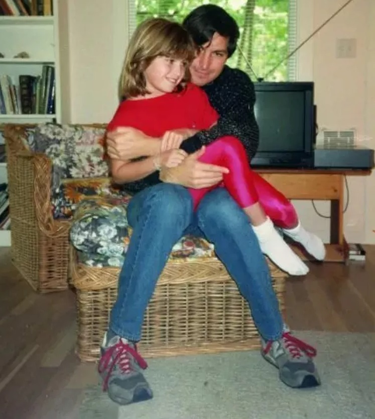 パパの膝の上 リサは7歳。スティーブは1年前に彼女を自分の娘だと認知