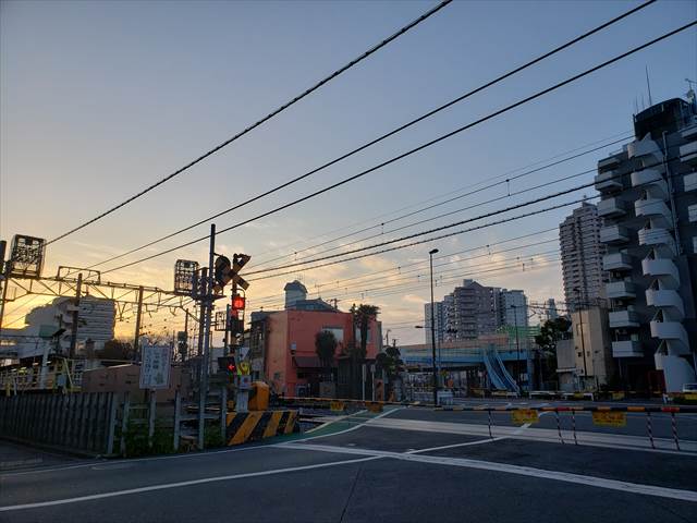 20230319_060458_R 休日の朝6時、京成関屋駅で下車して歩く。