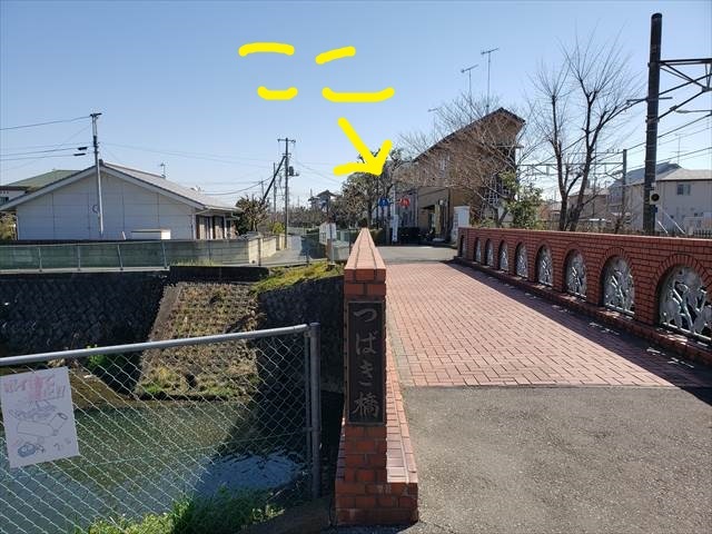 20230320_104615_R 北口に出て線路沿いを。埼玉グランドホテル深谷を左手に見ながら川を越えると右手に