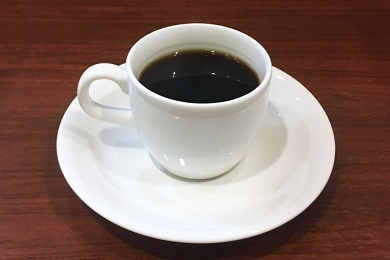白いカップに注がれたコーヒー