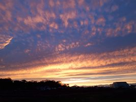 【写真】農園から西に見る夕焼け空（中央に富士山）