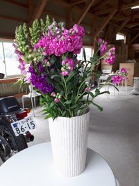 【写真】クラブハウス正面入口に飾ったストックとキンギョソウの花々