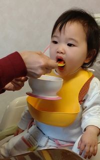 【写真】離乳食で人生初のいちご（ポレポレ苺）を食べるお孫さん