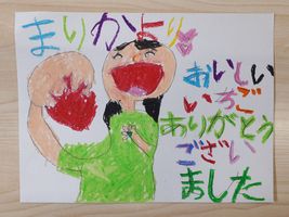 【写真】まりかちゃんが描いた「いちごを食べる女の子」の絵
