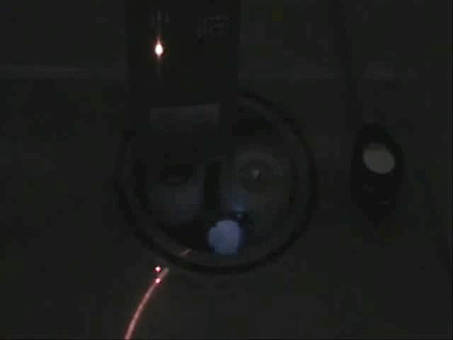発光とともにX線が放射され、ガイガーカウンターが反応している映像