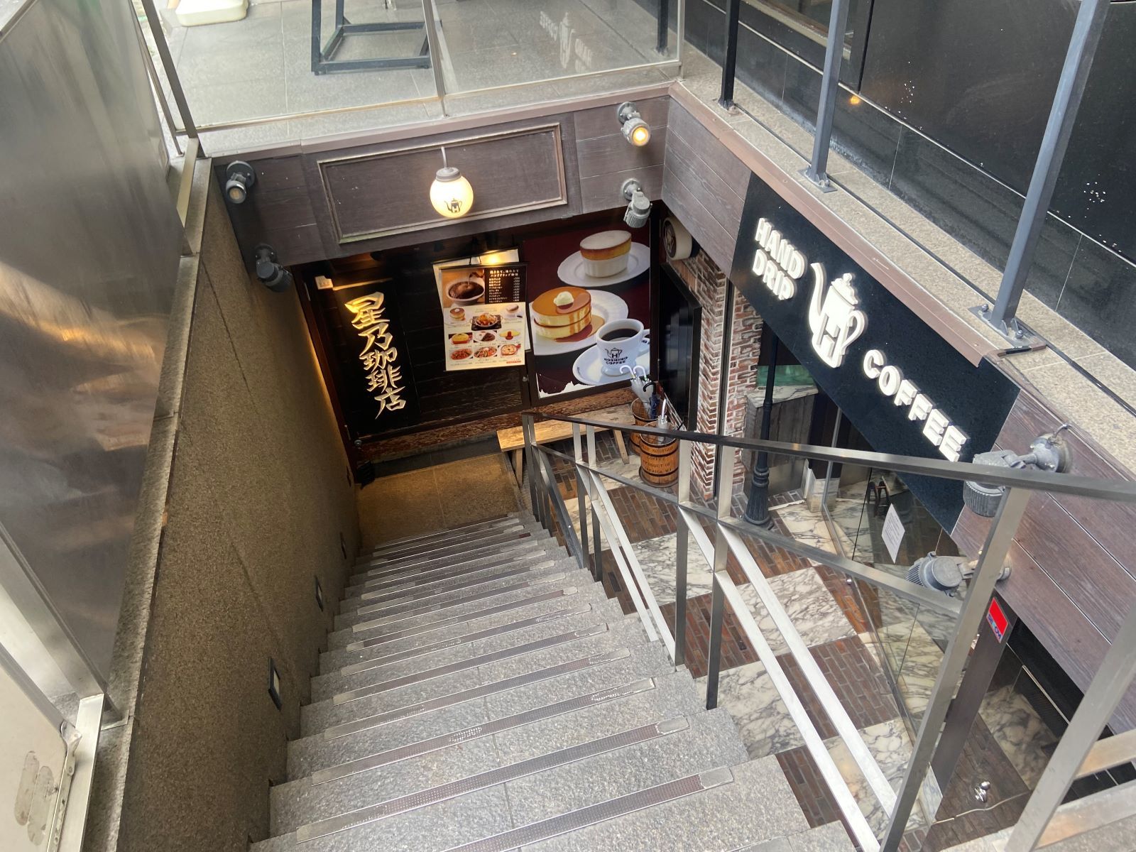 星乃珈琲店　三宮店　階段